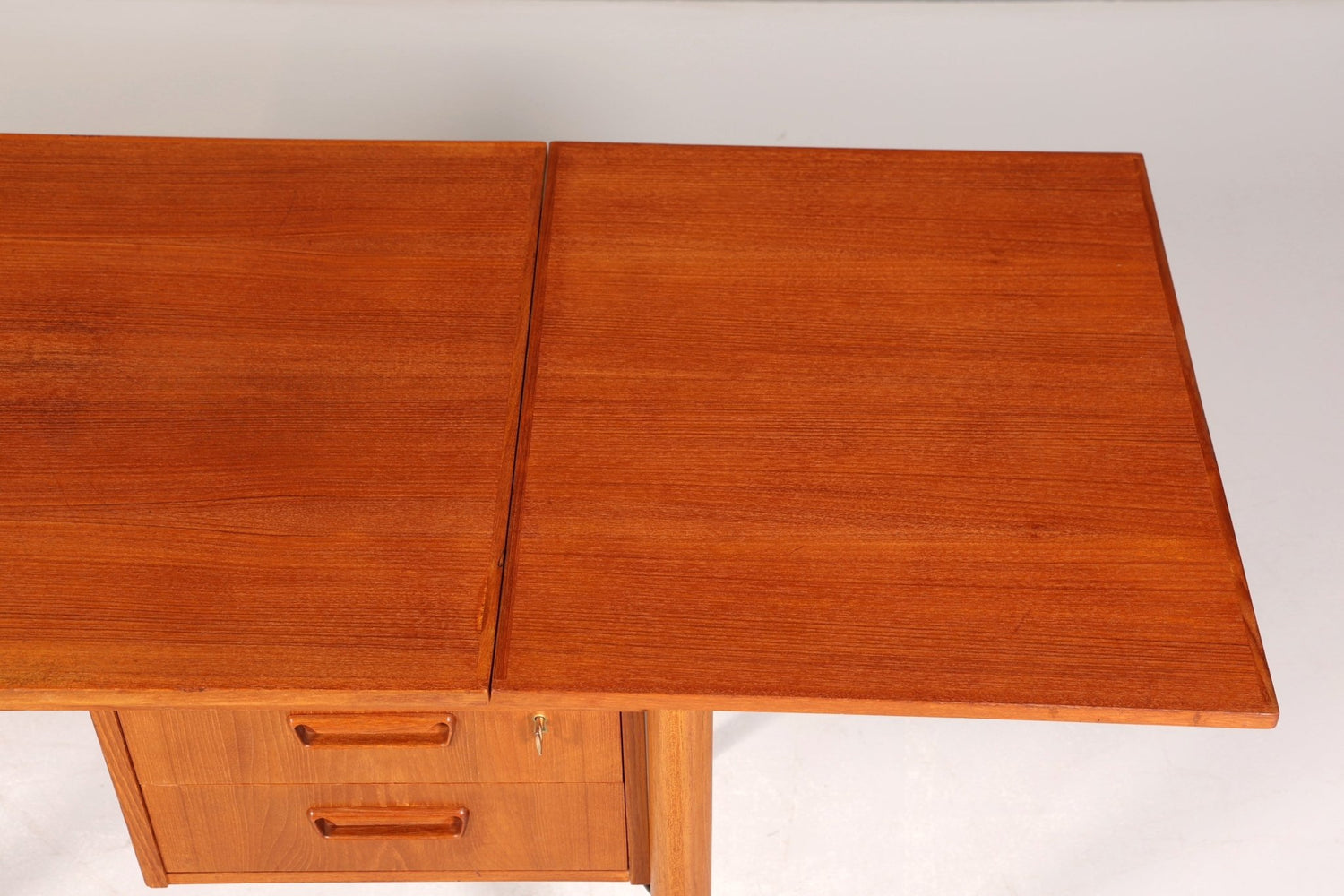 Wunderschöner Mid Century Schreibtisch Danish Design Teak Holz Bürotisch ausklappbarer Office Table Tisch