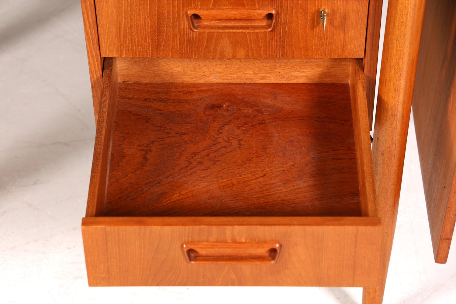 Wunderschöner Mid Century Schreibtisch Danish Design Teak Holz Bürotisch ausklappbarer Office Table Tisch