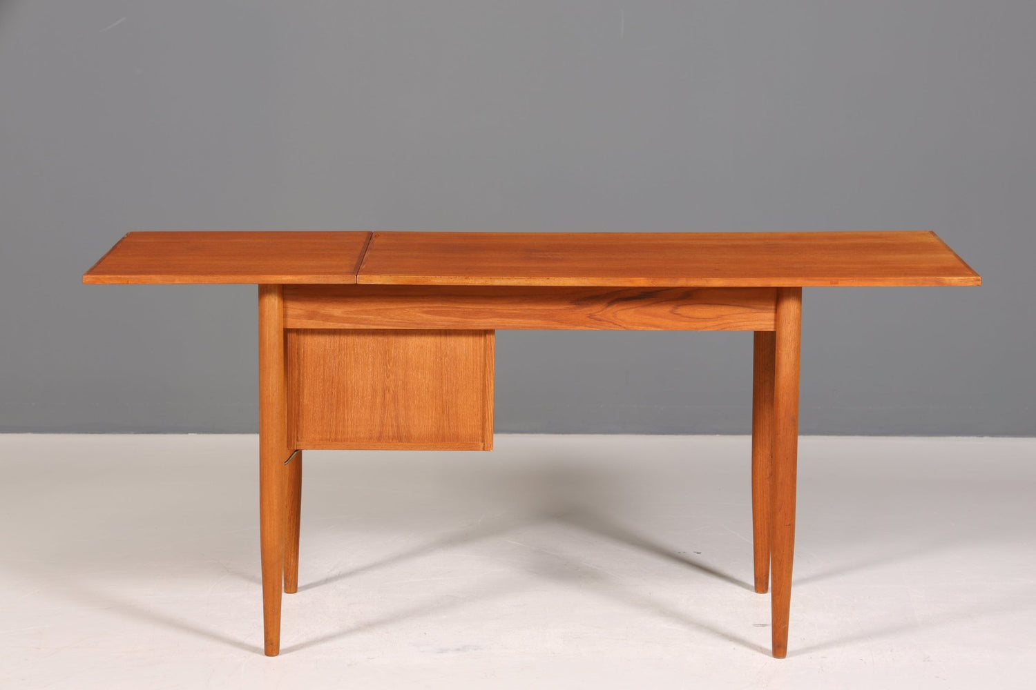 Wunderschöner Mid Century Schreibtisch Danish Design Teak Holz Bürotisch ausklappbarer Office Table Tisch