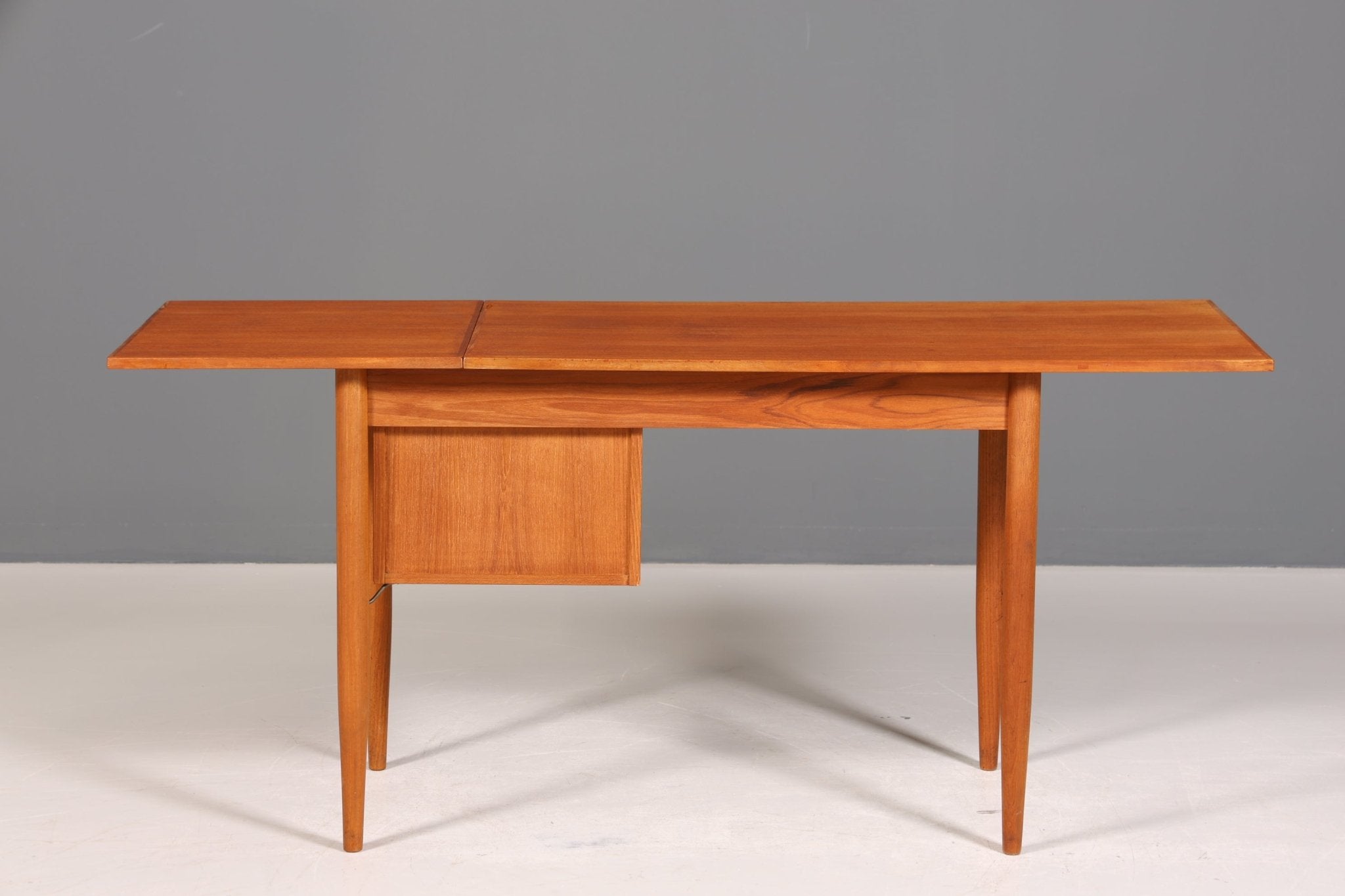 Wunderschöner Mid Century Schreibtisch Danish Design Teak Holz Bürotisch ausklappbarer Office Table Tisch