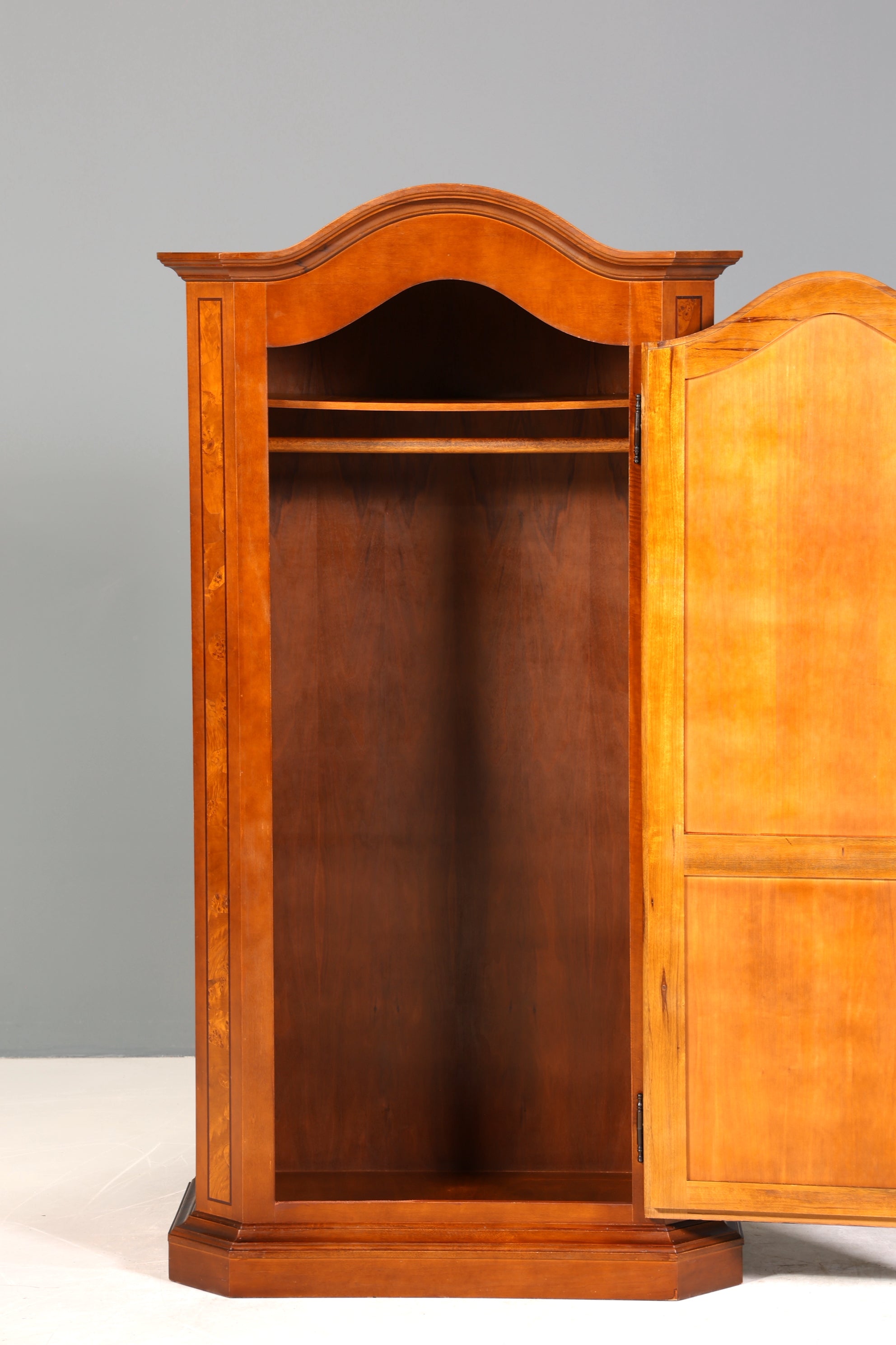 Traumhafter Original Selva Schrank Antik Stil massiv Holz Dielenschrank Kleiderschrank Wäscheschrank