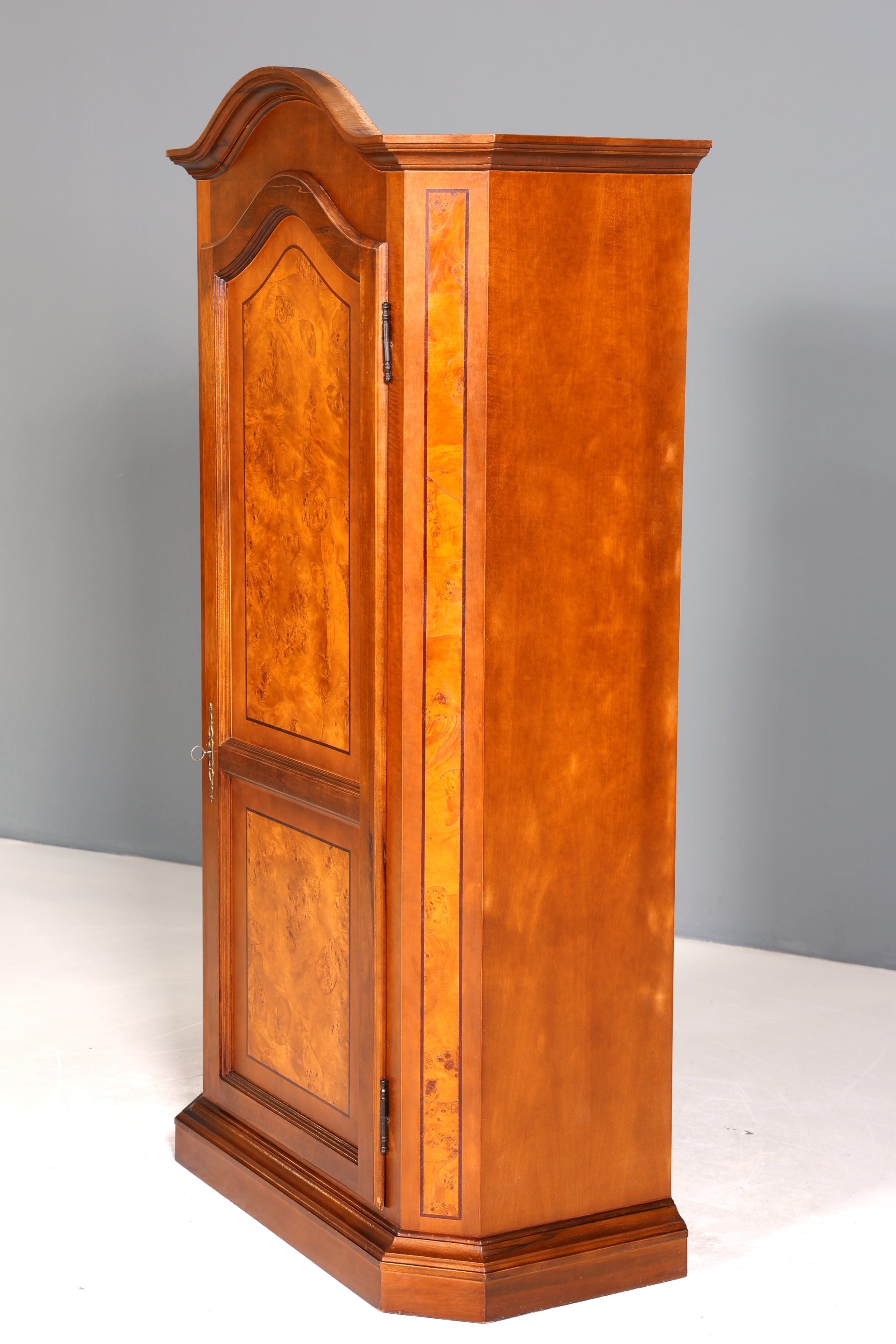 Traumhafter Original Selva Schrank Antik Stil massiv Holz Dielenschrank Kleiderschrank Wäscheschrank