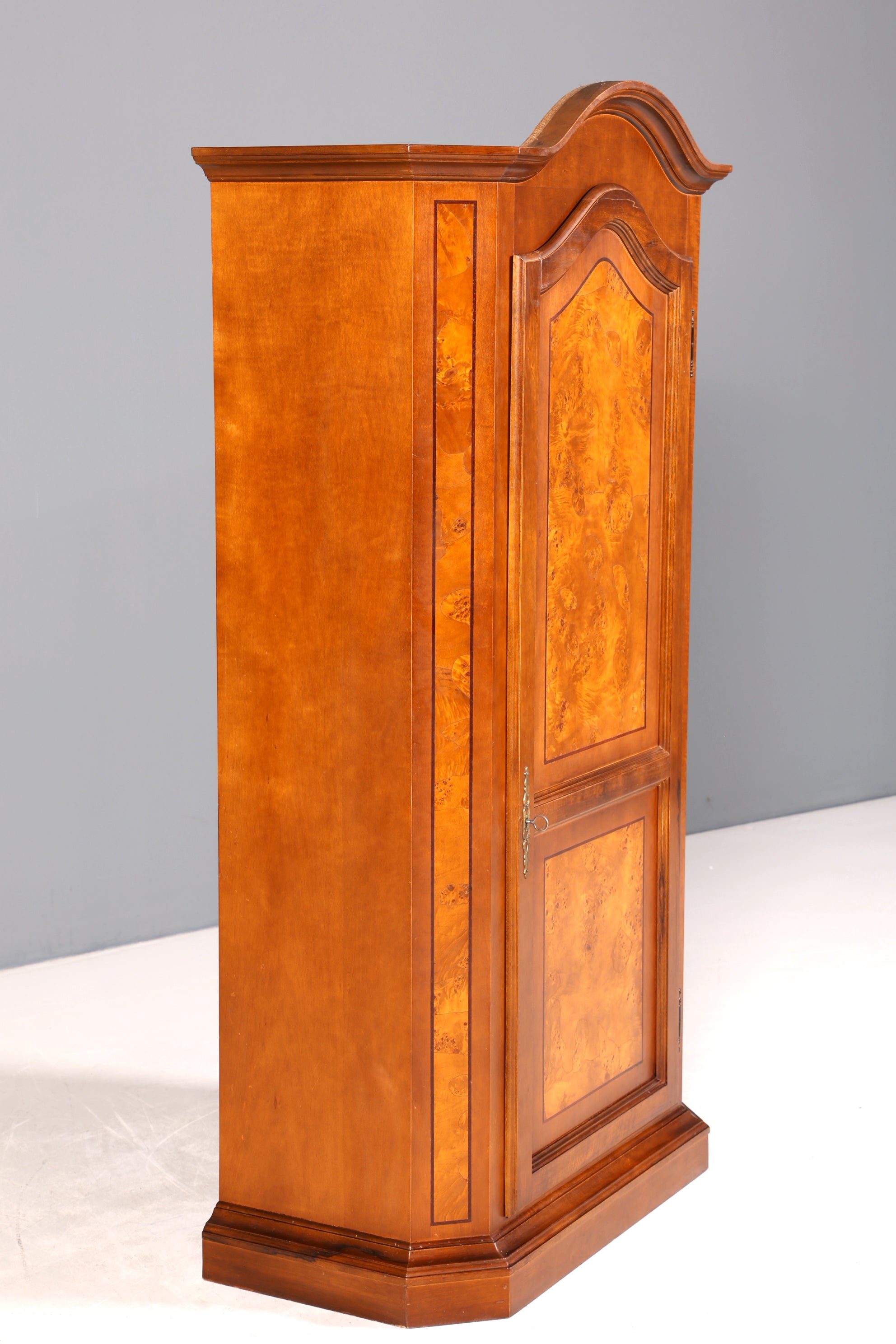Traumhafter Original Selva Schrank Antik Stil massiv Holz Dielenschrank Kleiderschrank Wäscheschrank