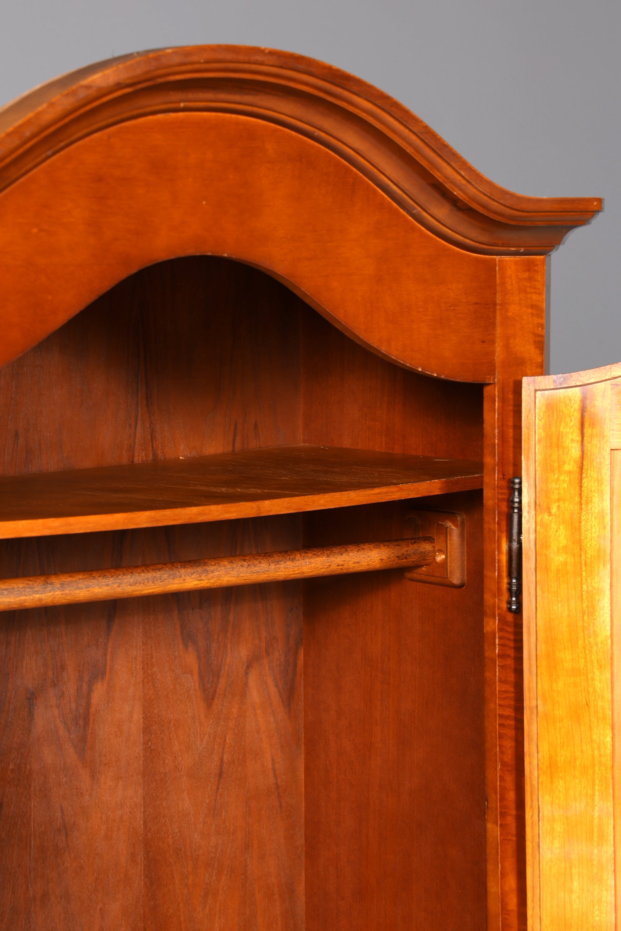 Traumhafter Original Selva Schrank Antik Stil massiv Holz Dielenschrank Kleiderschrank Wäscheschrank