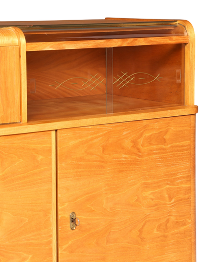 Hauptstadt Möblerei Mid Century Kommode aus Teakholz mit Art Deco Details und Glasfach im 60er Jahre Design