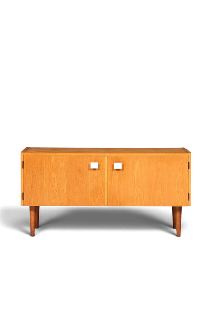 Hauptstadt Möblerei Hellerau Mid Century Kommode Modell 427 aus hellem Echtholz mit zwei Türen und konischen Beinen