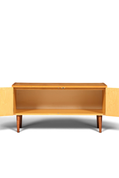 Hauptstadt Möblerei Hellerau Mid Century Kommode Modell 427 aus Holz mit geöffneten Türen und konischen Beinen
