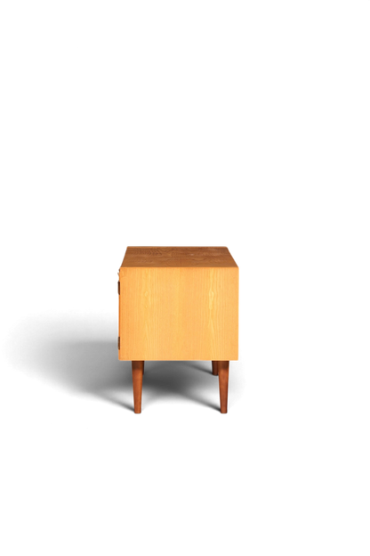 Hauptstadt Möblerei Hellerau Modell 427 Mid Century Kommode aus Holz in Seitenansicht