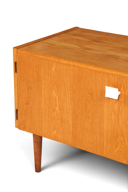 Hauptstadt Möblerei Hellerau Mid Century Kommode Modell 427 aus hellem Echtholz mit weißem Griff und konischen Beinen