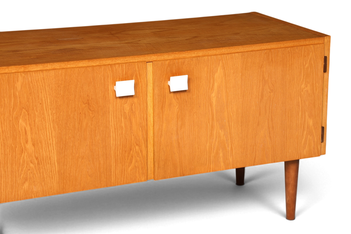 Hauptstadt Möblerei Hellerau Mid Century Kommode Modell 427 aus hellem Echtholz mit weißen Griffen als Sideboard