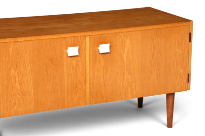 Hauptstadt Möblerei Hellerau Mid Century Kommode Modell 427 aus hellem Echtholz mit weißen Griffen als Sideboard