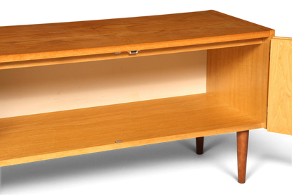 Hauptstadt Möblerei Hellerau Modell 427 Mid Century Kommode aus hellem Echtholz mit offenem Innenraum