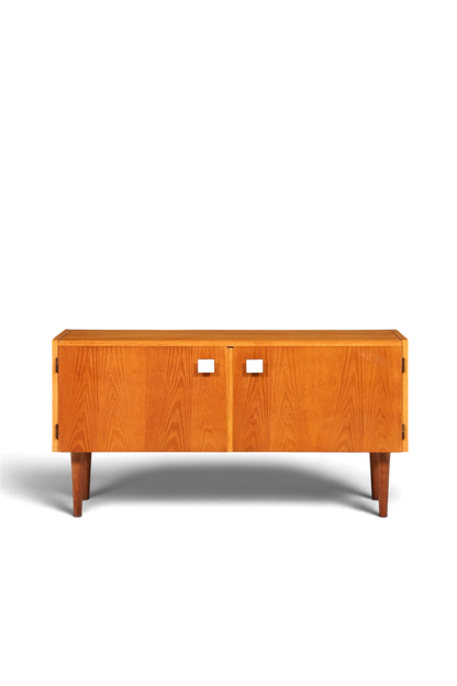 Hauptstadt Möblerei Hellerau Mid Century Kommode Modell 427 aus Holz mit zwei Türen und weißen Griffen