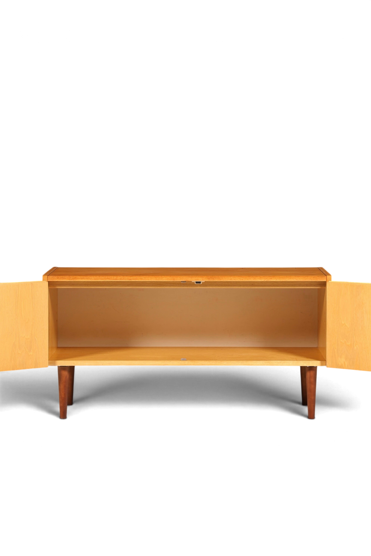 Hauptstadt Möblerei Hellerau Modell 427 Mid Century Sideboard aus Holz mit geöffneten Türen vor grauem Hintergrund