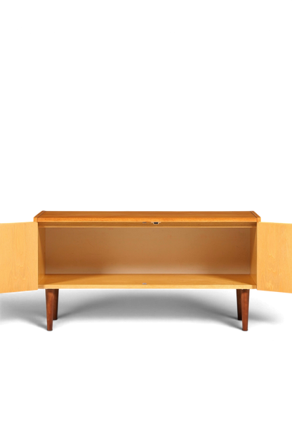 Hauptstadt Möblerei Hellerau Modell 427 Mid Century Sideboard aus Holz mit geöffneten Türen vor grauem Hintergrund