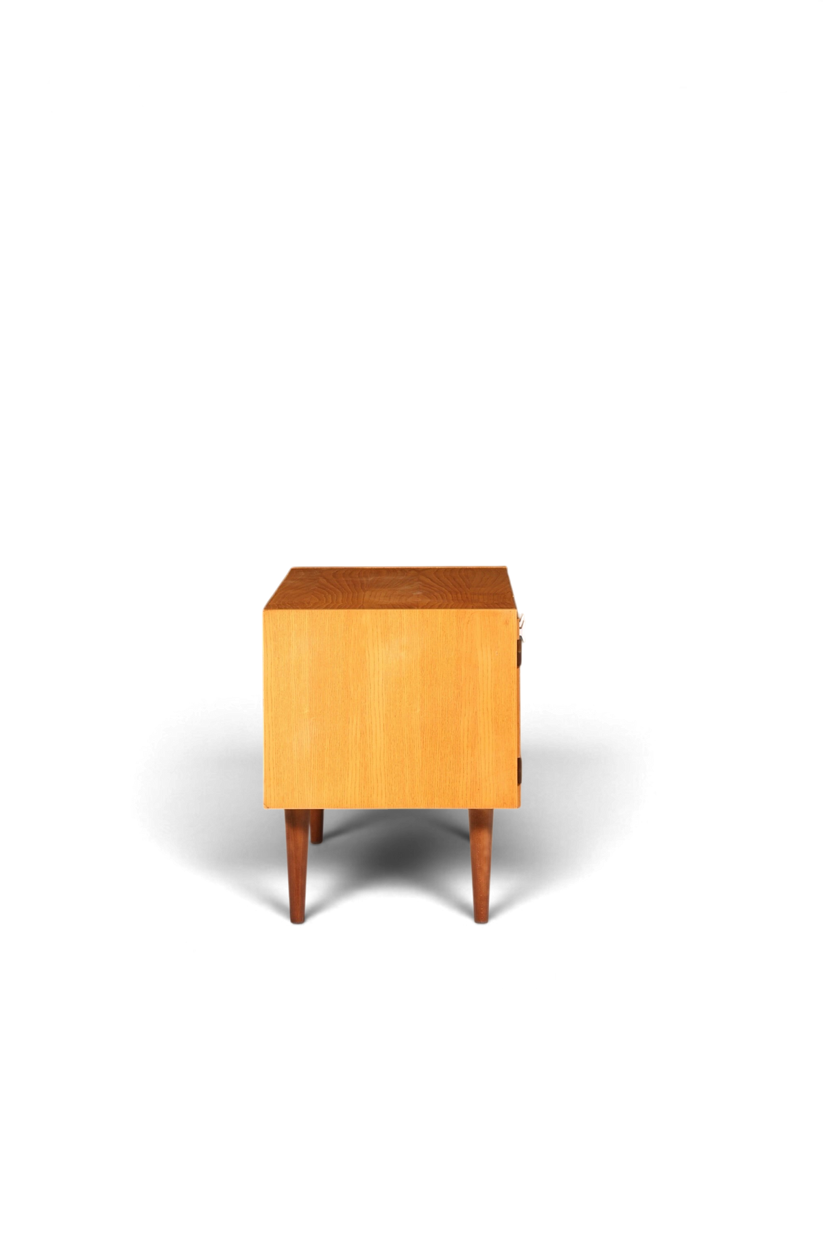 Hauptstadt Möblerei Hellerau Mid Century Kommode Modell 427 aus Holz in Seitenansicht vor grauem Hintergrund
