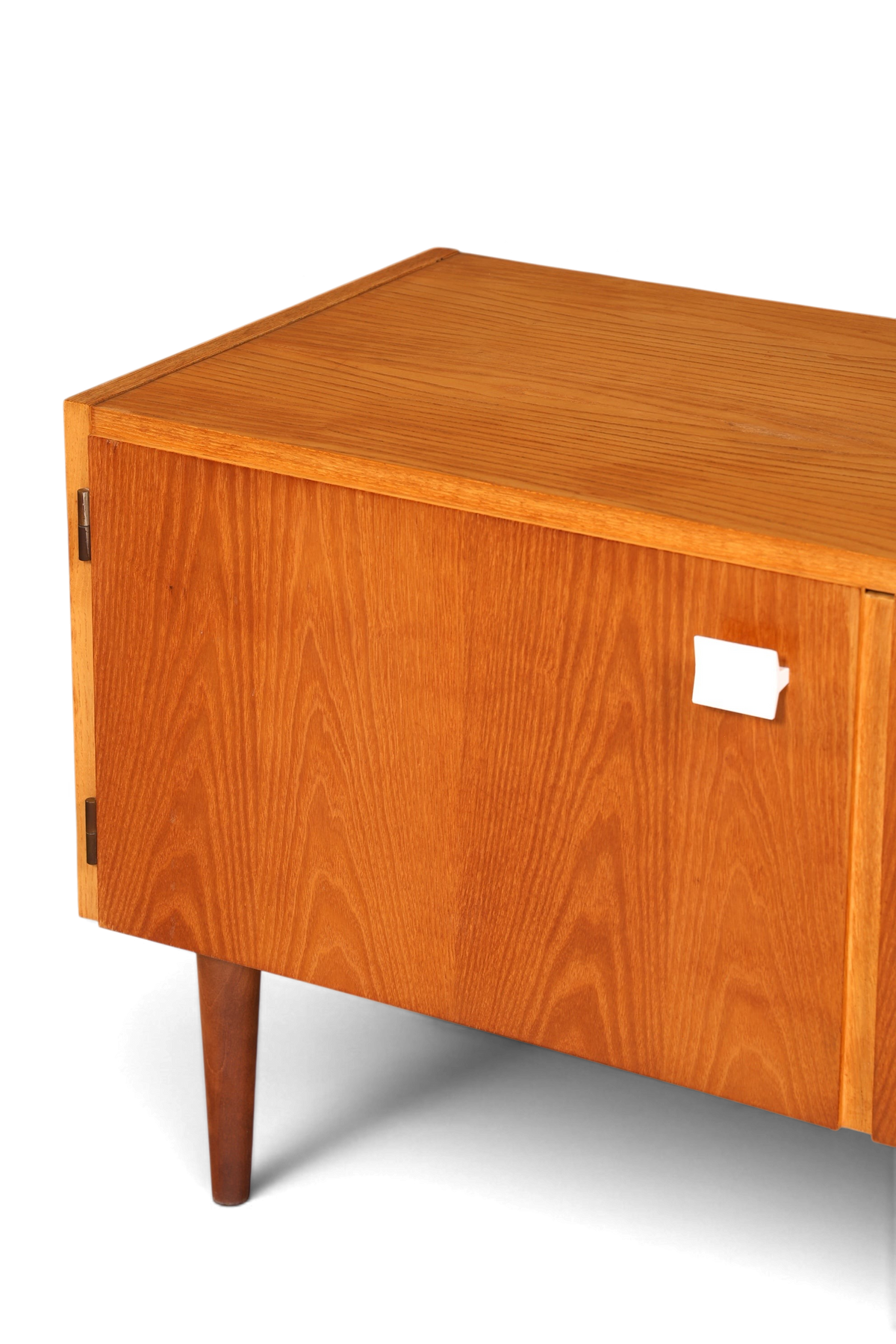 Hauptstadt Möblerei Hellerau Mid Century Kommode Modell 427 aus Holz mit konischen Beinen und hellem Holzfurnier