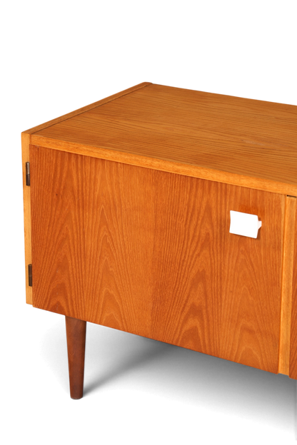 Hauptstadt Möblerei Hellerau Mid Century Kommode Modell 427 aus Holz mit konischen Beinen und hellem Holzfurnier