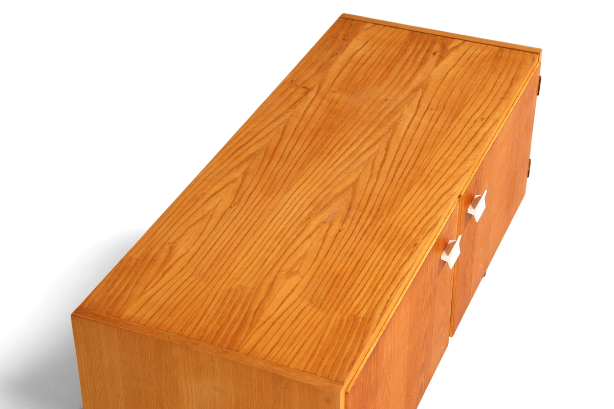 Hauptstadt Möblerei Hellerau Mid Century Kommode Modell 427 aus Holz mit markanten weißen Griffen in Draufsicht