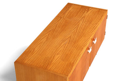 Hauptstadt Möblerei Hellerau Mid Century Kommode Modell 427 aus Holz mit markanten weißen Griffen in Draufsicht