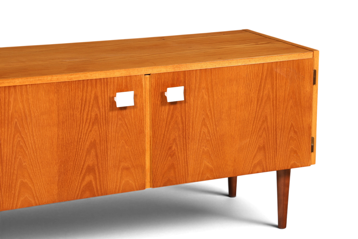 Hauptstadt Möblerei Hellerau Mid Century Kommode Modell 427 aus Holz mit zwei Türen und konischen Beinen