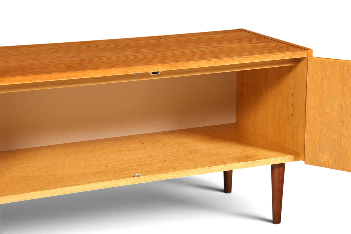 Hauptstadt Möblerei Hellerau Mid Century Kommode Modell 427 aus hellem Echtholz mit offener Tür und Einlegeboden