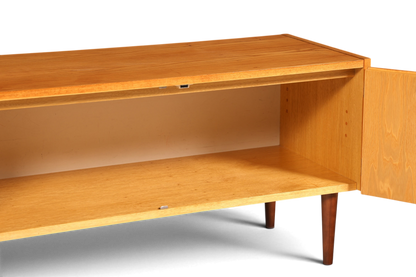 Hauptstadt Möblerei Hellerau Mid Century Kommode Modell 427 aus hellem Echtholz mit offener Tür und Einlegeboden
