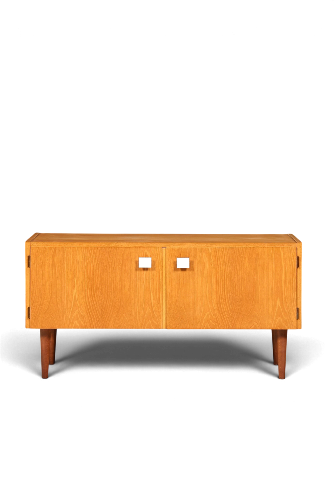 Hauptstadt Möblerei Hellerau Mid Century Kommode Modell 427 aus hellem Echtholz mit zwei Türen und konischen Beinen