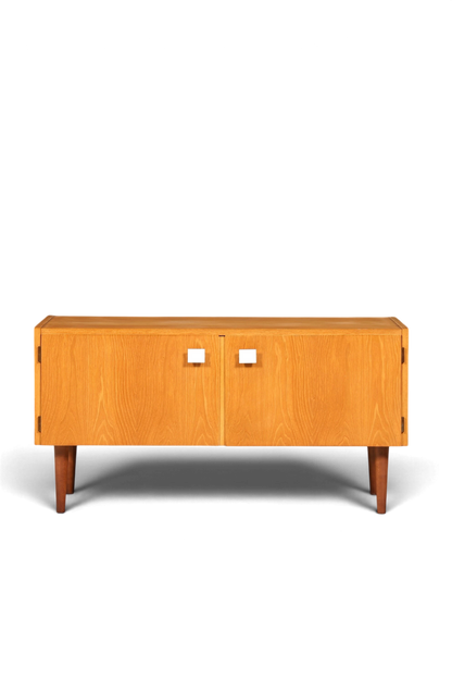 Hauptstadt Möblerei Hellerau Mid Century Kommode Modell 427 aus hellem Echtholz mit zwei Türen und konischen Beinen