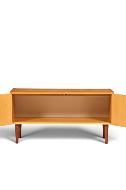 Hauptstadt Möblerei Hellerau Mid Century Kommode Modell 427 aus Holz mit geöffneten Türen vor grauem Hintergrund