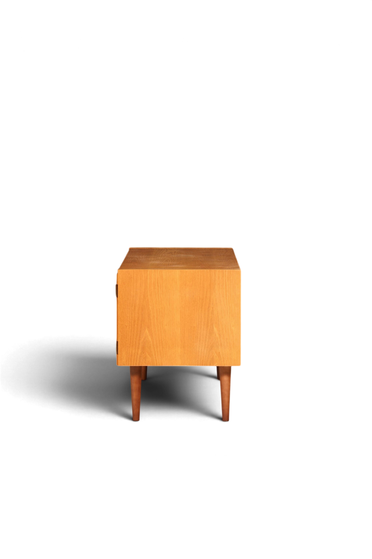 Hauptstadt Möblerei Hellerau Modell 427 Mid Century Kommode aus Holz in Seitenansicht vor grauem Hintergrund