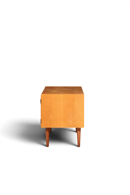 Hauptstadt Möblerei Hellerau Modell 427 Mid Century Kommode aus Holz in Seitenansicht vor grauem Hintergrund
