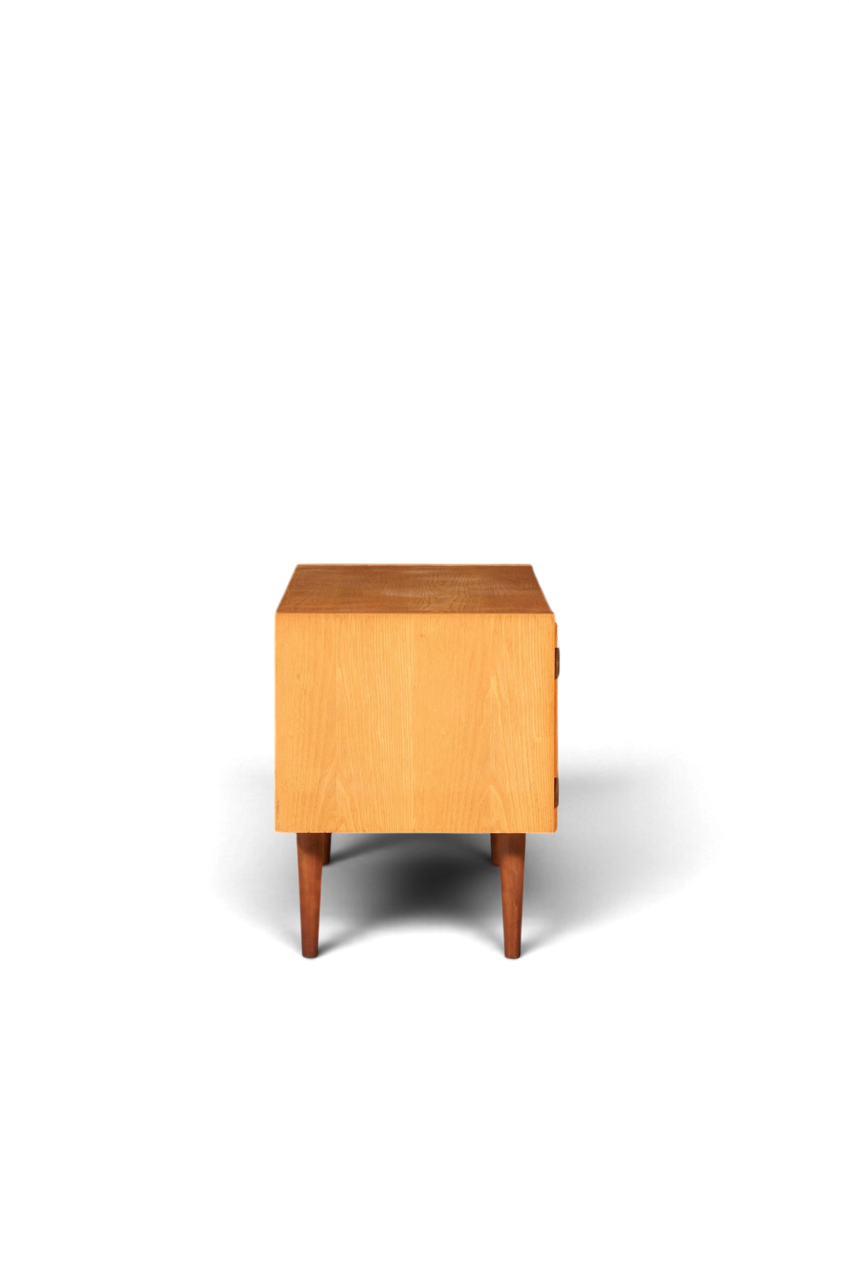Hauptstadt Möblerei Hellerau Modell 427 Mid Century Kommode aus Holz in Seitenansicht