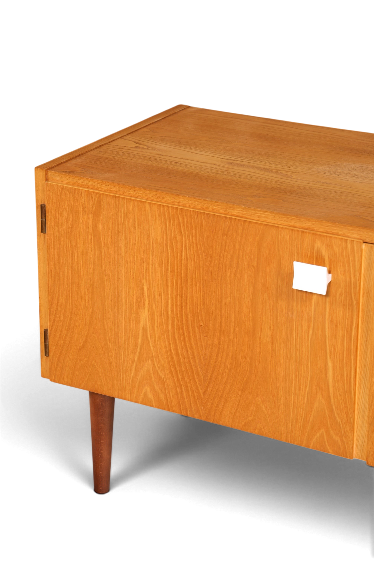 Hauptstadt Möblerei Hellerau Mid Century Kommode Modell 427 aus hellem Echtholz mit konischen Beinen