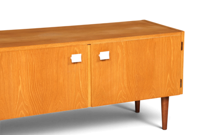 Hauptstadt Möblerei Hellerau Modell 427 Mid Century Sideboard aus hellem Echtholz mit weißen Griffen