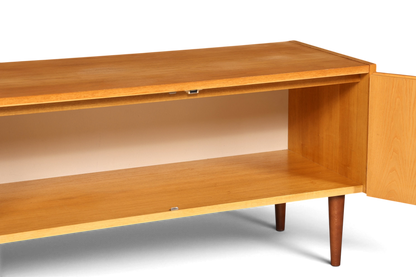 Hauptstadt Möblerei Hellerau Modell 427 Mid Century Sideboard aus Holz mit offener Tür und Einlegeboden