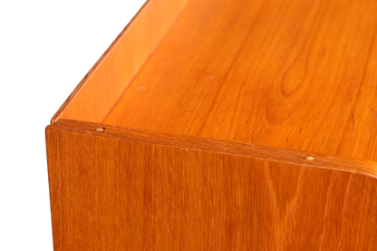 Hauptstadt Möblerei Mid Century Regal aus massivem Holz mit sichtbarer Maserung und klassischem 60er Jahre Design