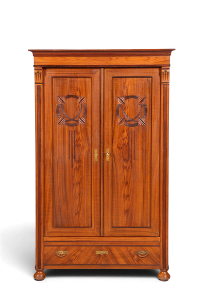Hauptstadt Möblerei Jugendstil Kleiderschrank aus massiver Eiche mit dekorativen Schnitzereien und unterer Schublade
