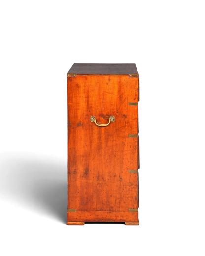 Hauptstadt Möblerei maritime Military Chest Kommode aus massivem Holz mit Messingbeschlägen in Seitenansicht