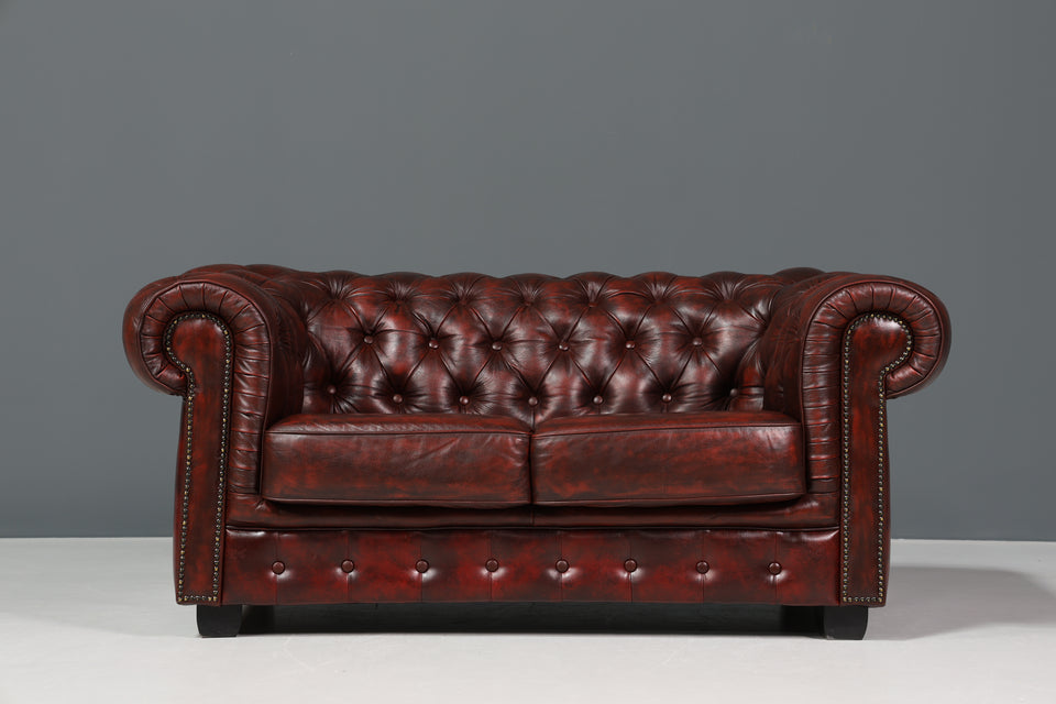 Wunderschönes Original Chesterfield 2er Sofa Englisch Oxblood Leder 2- Sitzer Couch