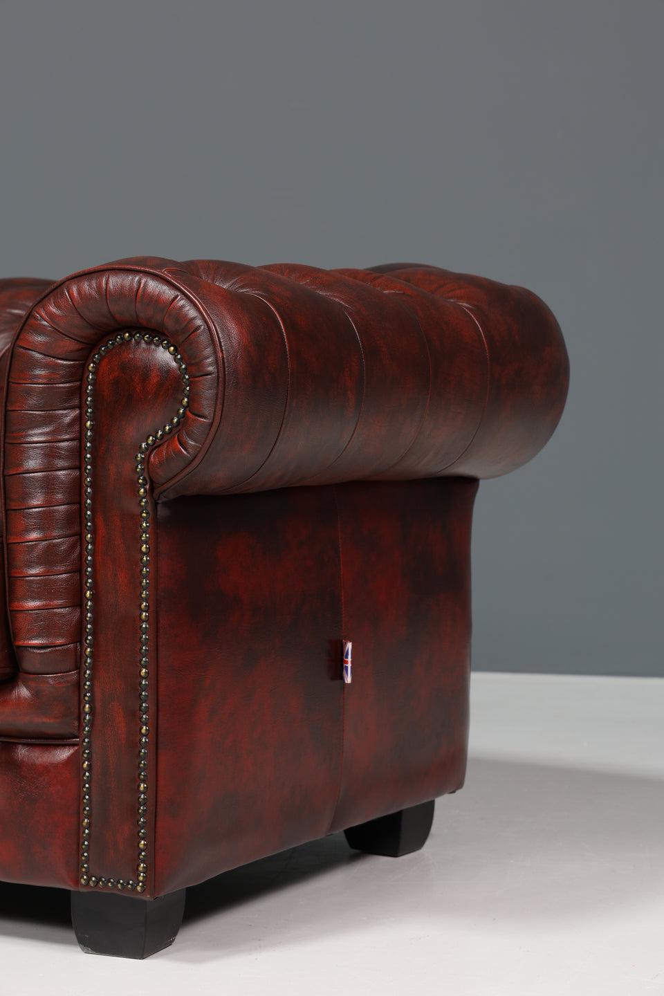 Wunderschönes Original Chesterfield 2er Sofa Englisch Oxblood Leder 2- Sitzer Couch