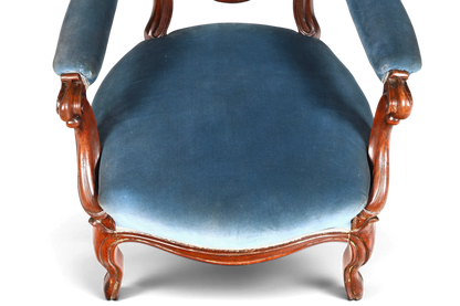 Hauptstadt Möblerei Louis Philippe Sessel mit blauem Samtbezug und geschwungenem Holzrahmen im Biedermeier-Stil