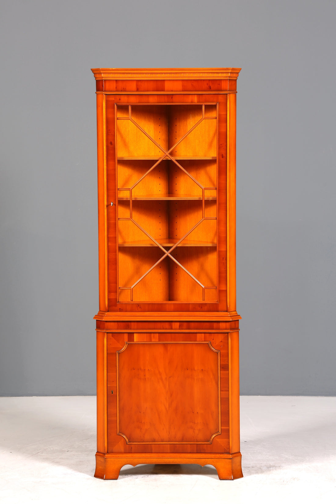 Stilvolle Original Heldense Eckvitrine Englische Vitrine Eibe Bücherschrank Antik Stil Glasvitrine Buffet