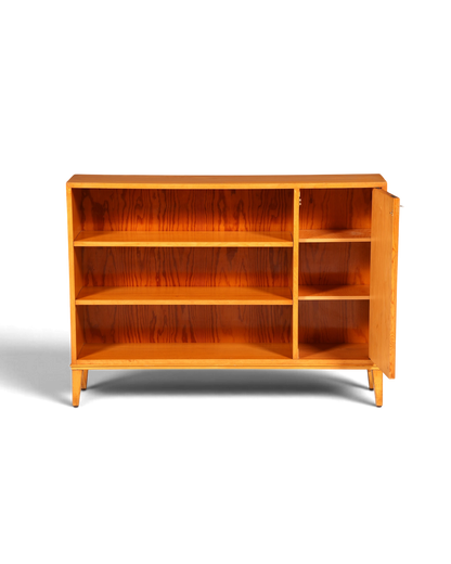Hauptstadt Möblerei Mid Century Sideboard aus massivem Holz im 60er Jahre Retro-Stil mit offenen und geschlossenen Fächern