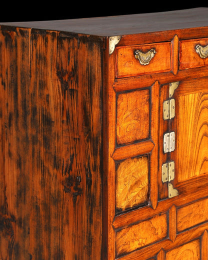 Hauptstadt Möblerei asiatischer Kabinettschrank aus Echtholz mit dekorativen Messingbeschlägen und Schubladen