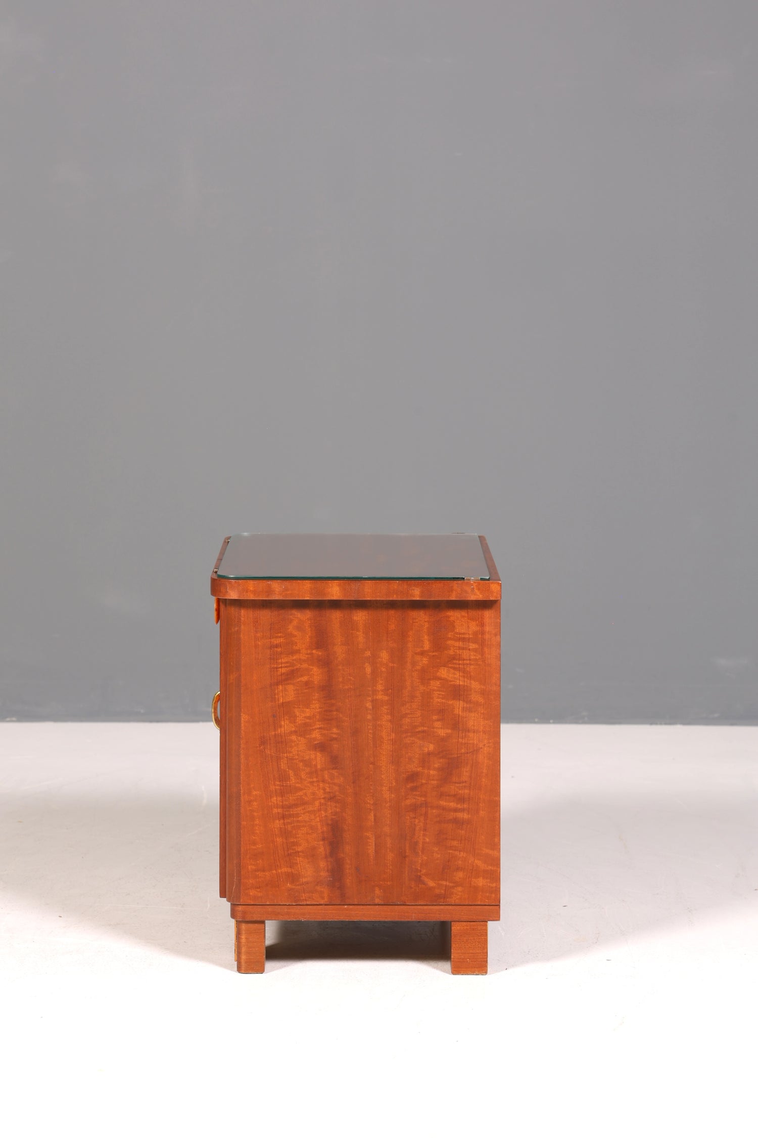 Schlichte Mid Century Kommode Vintage Klappschränkchen Danish Design Nachttisch 1 von 2