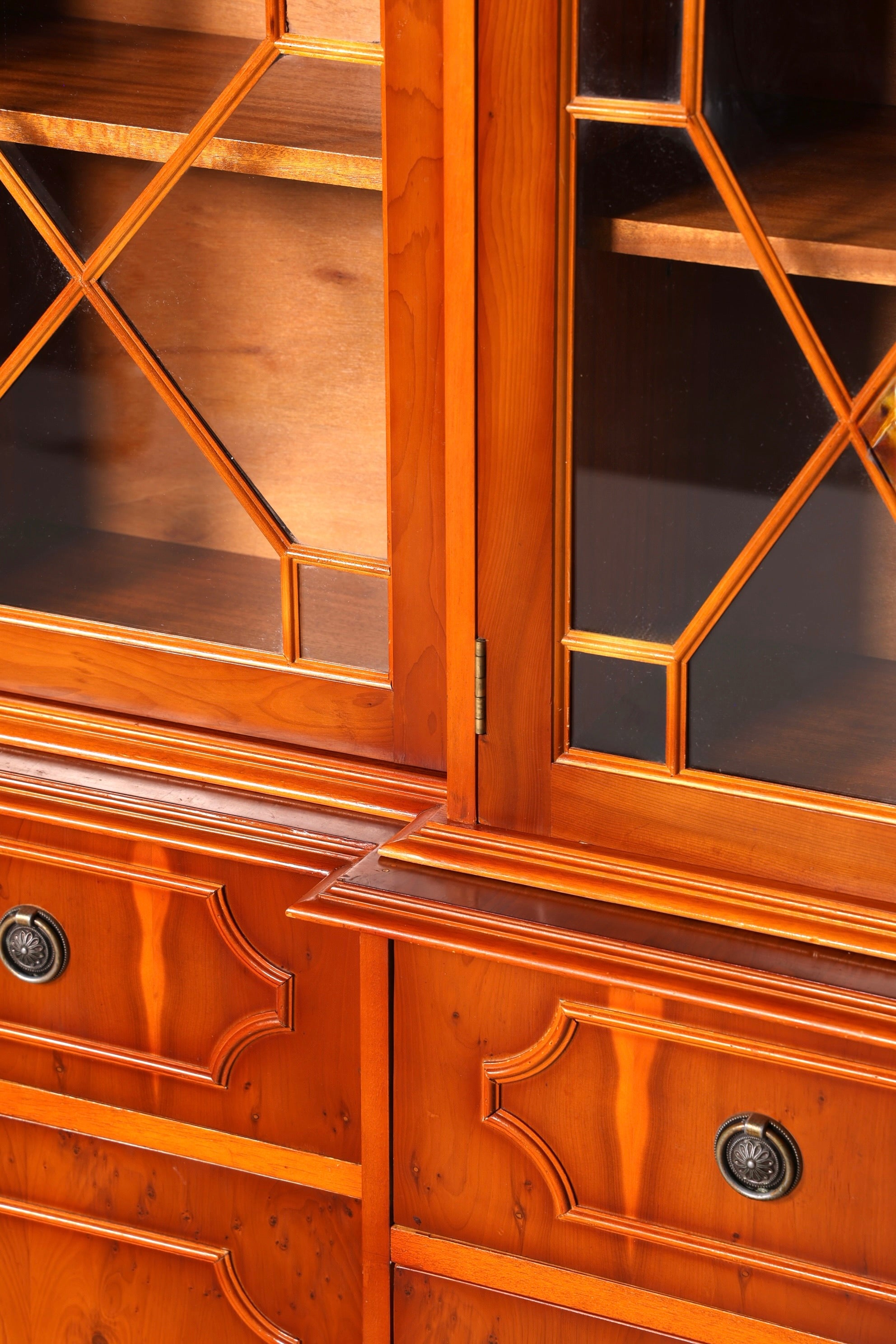 G387 Finish Wunderschöne Englische Vitrine Bücherschrank Buffet Antik Stil Englisch Eibe Glasvitrine Bibliothek (Kopie)