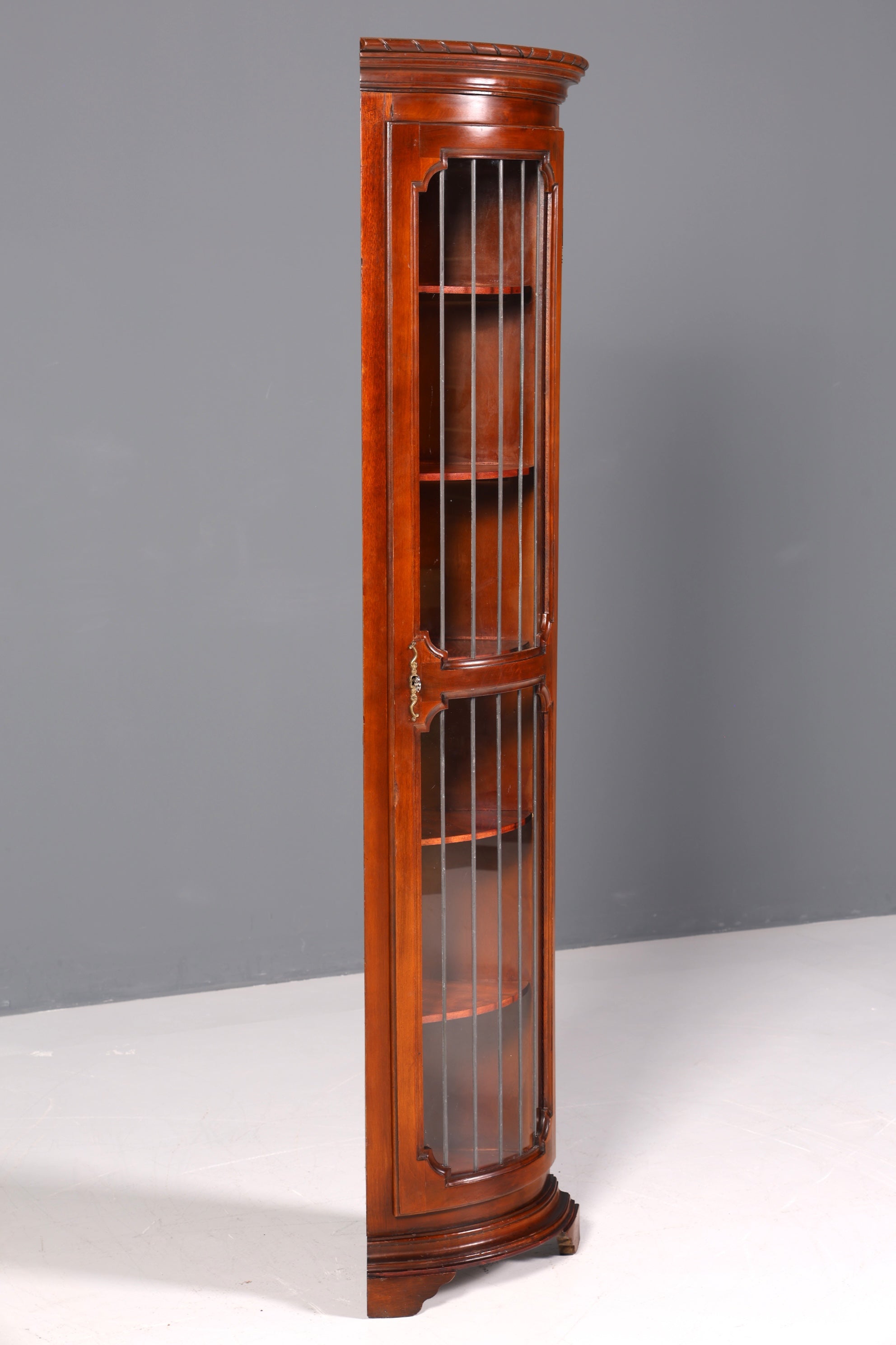 Traumhafte Englische Eckvitrine edwardianische Mahagoni Vitrine Bücherregal Schrank Antik Regal Bleiverglasung