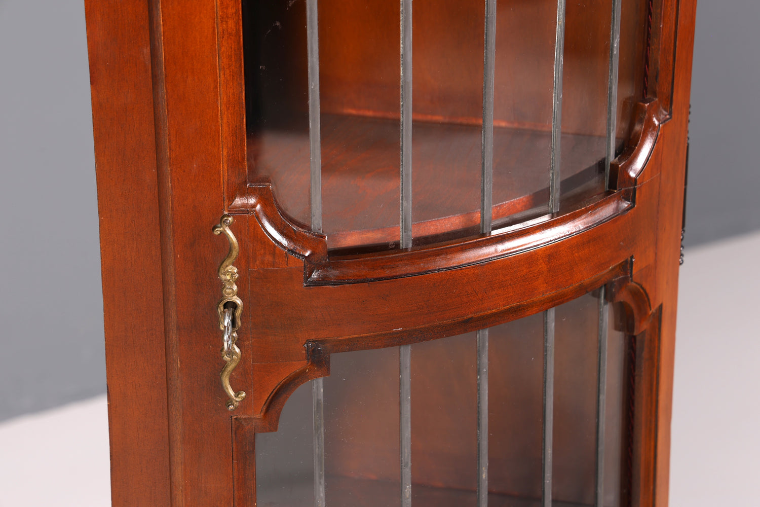 Traumhafte Englische Eckvitrine edwardianische Mahagoni Vitrine Bücherregal Schrank Antik Regal Bleiverglasung