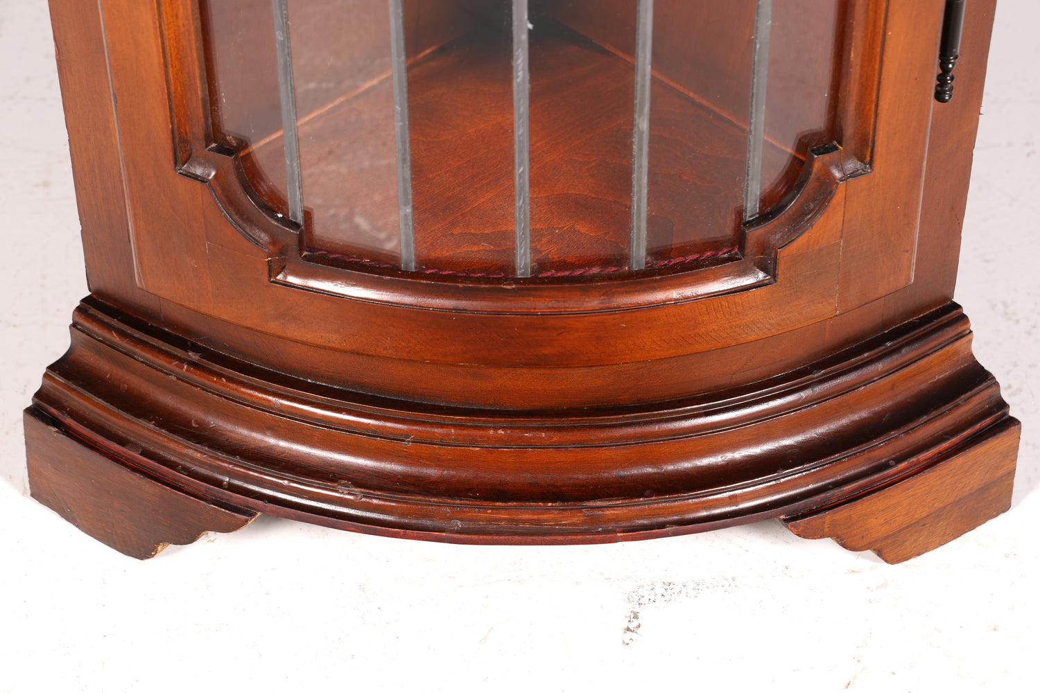 Traumhafte Englische Eckvitrine edwardianische Mahagoni Vitrine Bücherregal Schrank Antik Regal Bleiverglasung